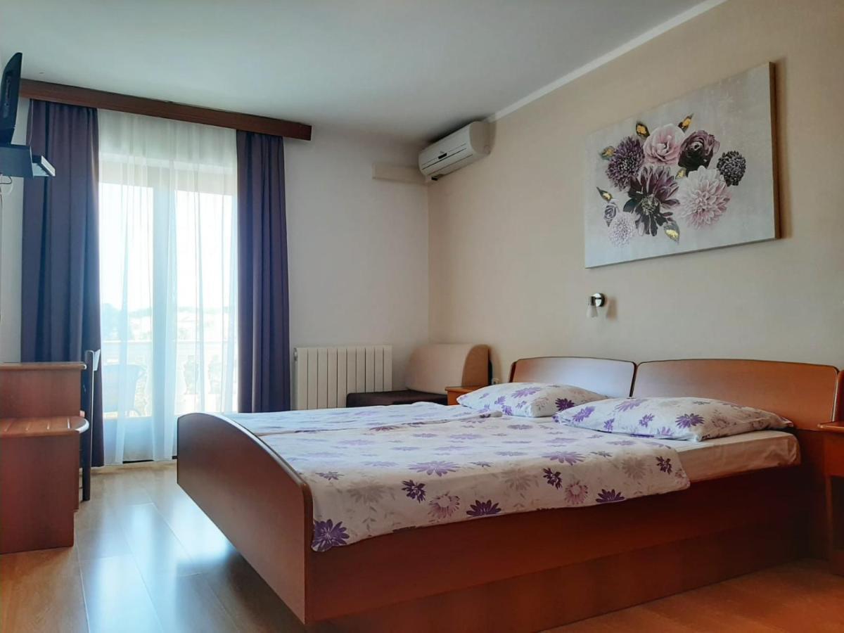 Guest House Katarina Malinska Extérieur photo