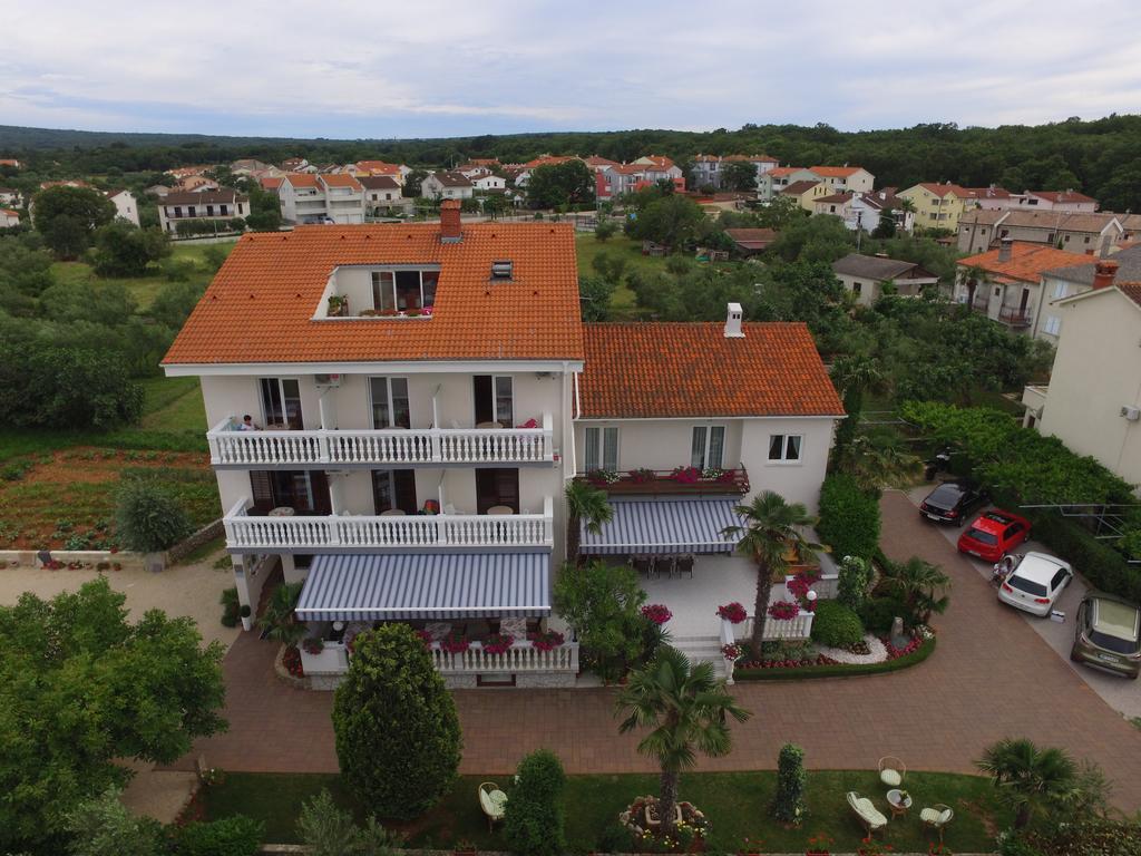 Guest House Katarina Malinska Extérieur photo