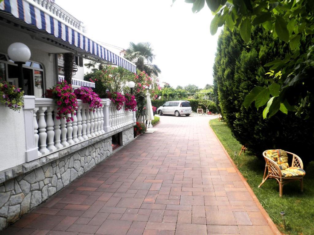 Guest House Katarina Malinska Extérieur photo